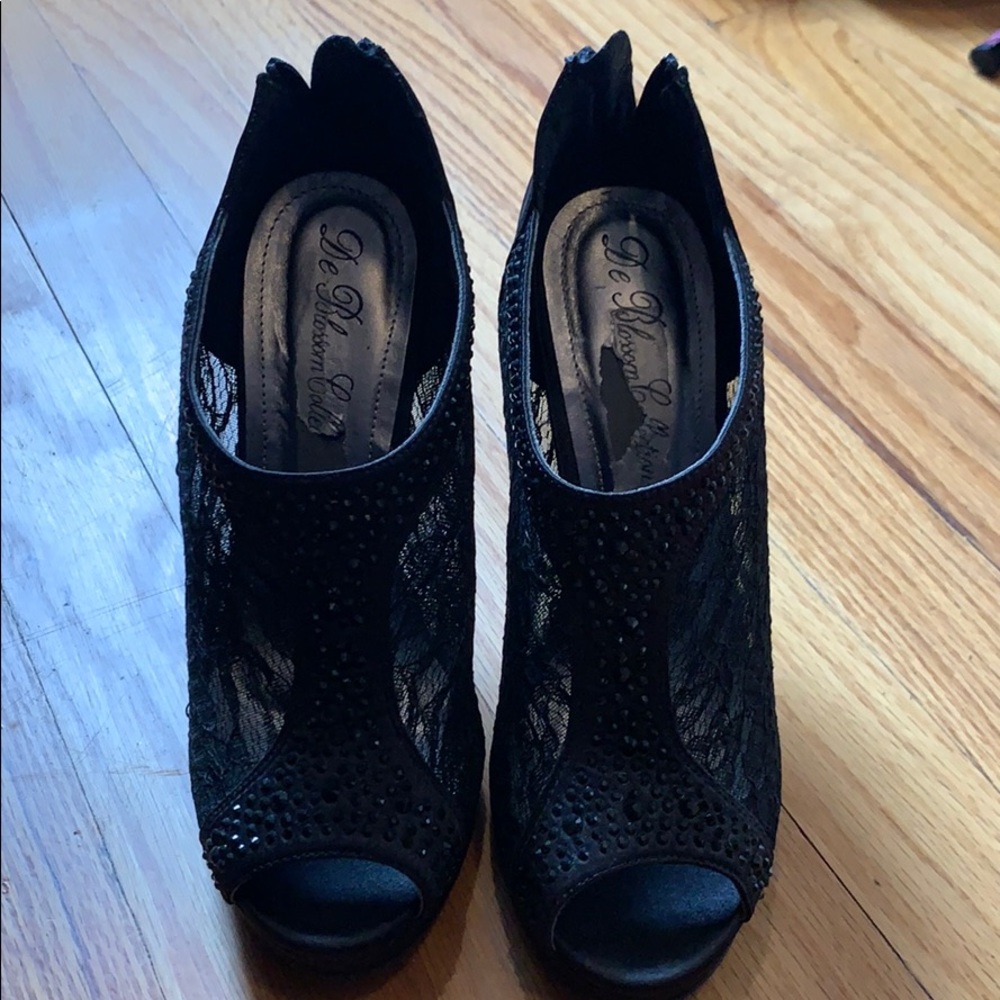 De Blossom heels. Size 7 1/2. Worn once
